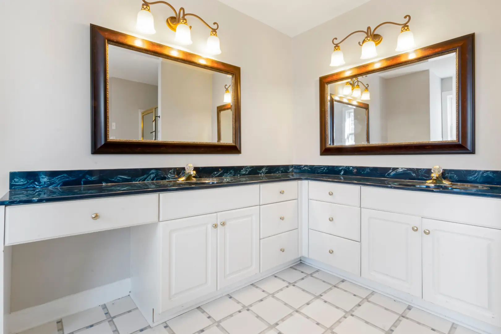 How to Choose a Bathroom Mirror Cabinet