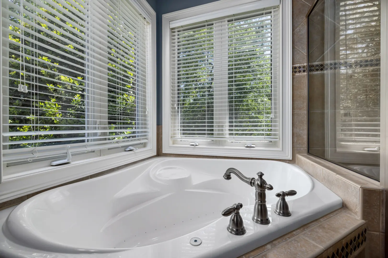 Corner Baths Buying Guide: Choosing the Right Fit
