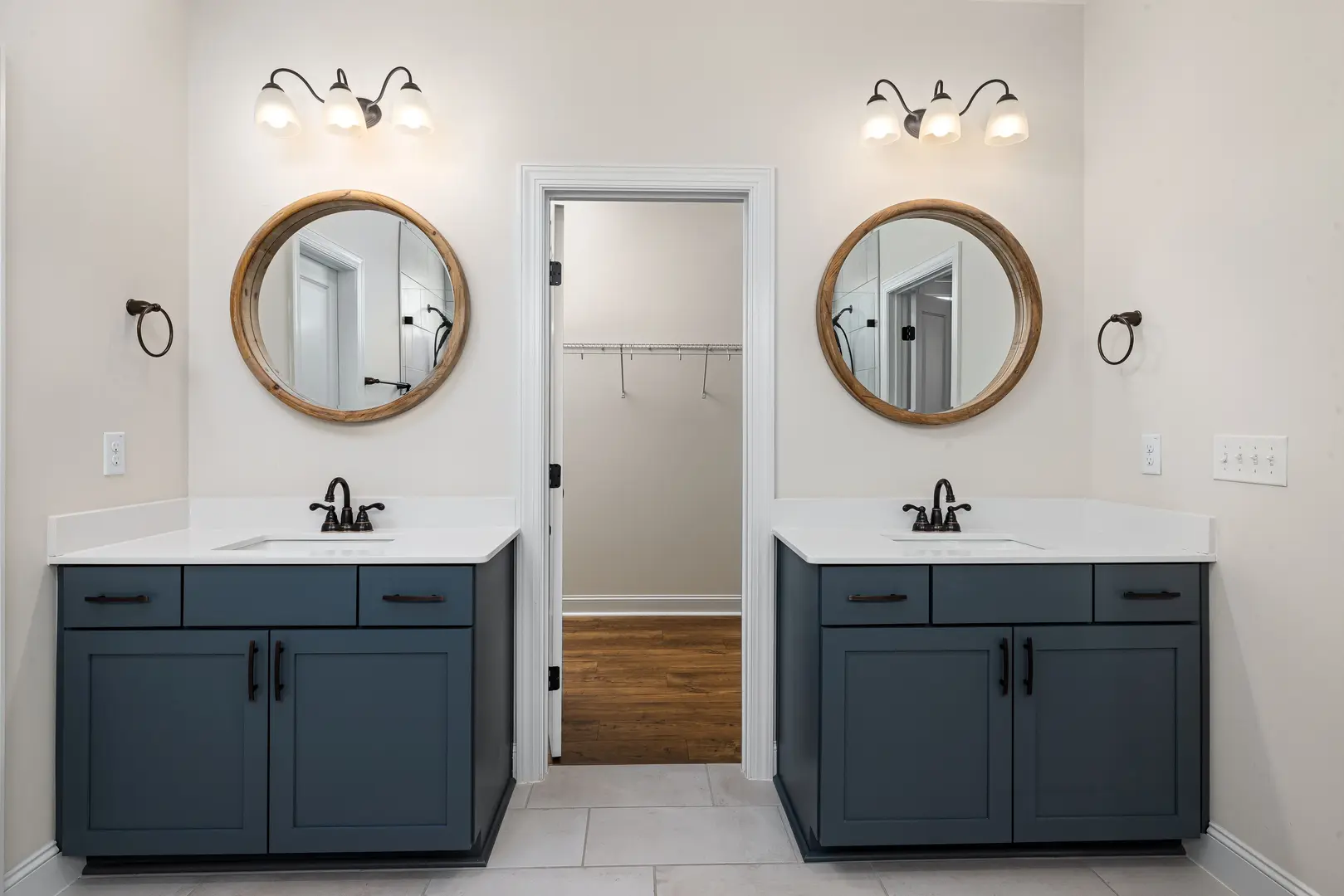 Floor-Standing vs Wall-Mounted Vanity Units: How to Choose the Right Option